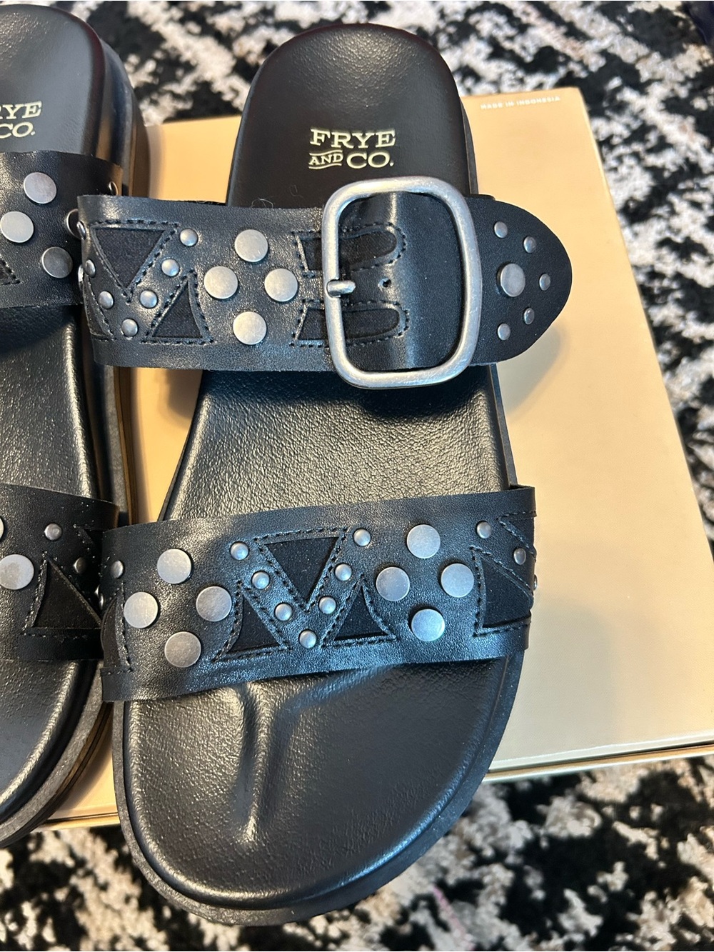 FRYE & Co. Black Studded Leather Slide Sandals Size 6.5. New - Picture 2 of 4